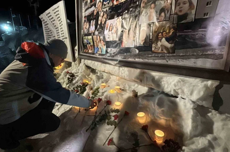 Kartalkaya yangın faciasının birinci yıldönümünde acılı aileler otel önünde bir araya geldi 