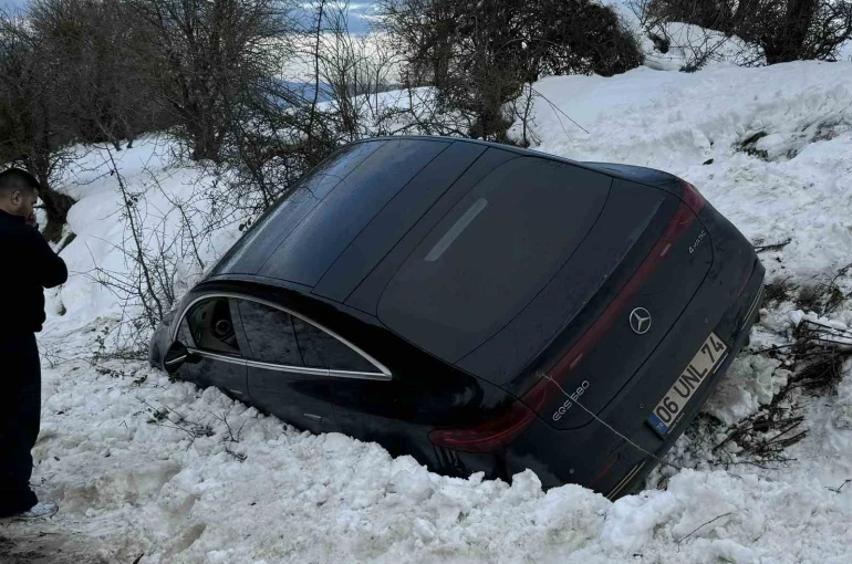 Kartalkaya yolunda lüks araç kara saplandı