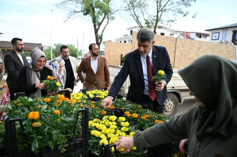 Kartepe Belediyesinden arife günü mezarlıklarda çiçek dağıtımı 