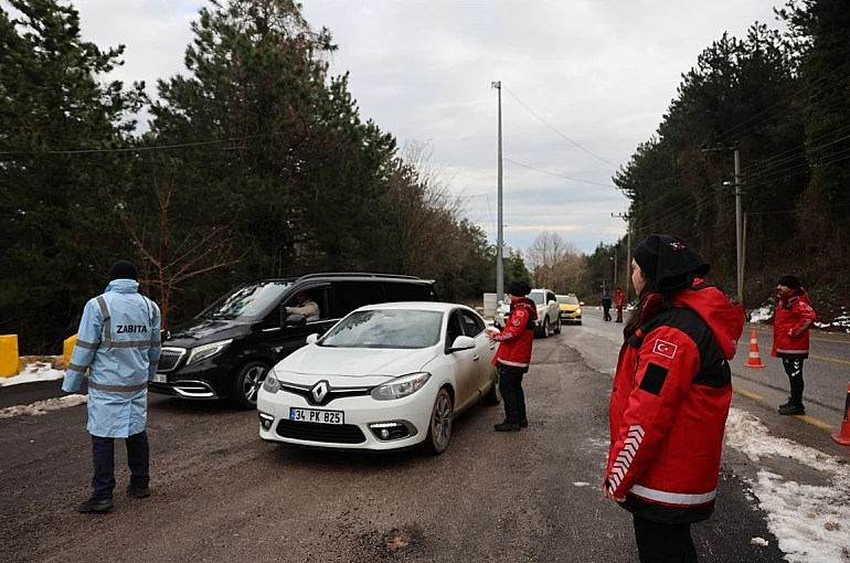 Kartepe yolunda sürücülere kış lastiği ve güvenli sürüş uyarısı 