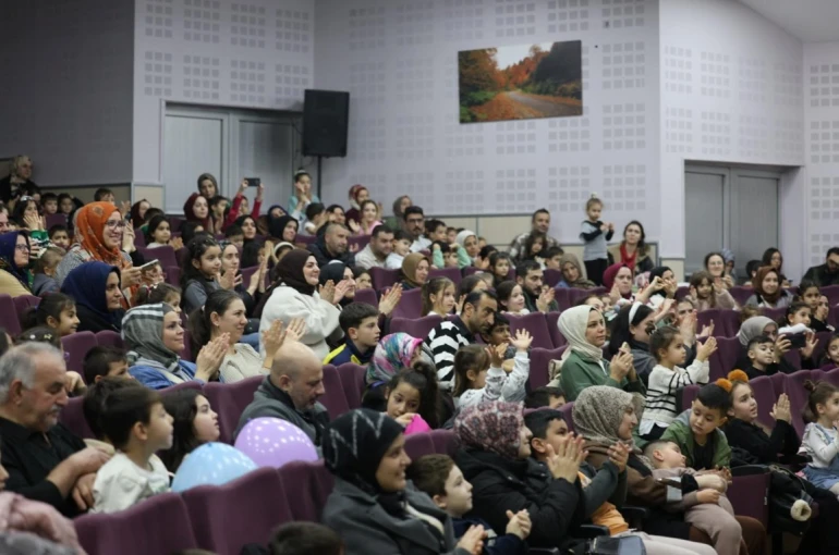 Kartepe’de çocuklar "Karlar Diyarı" oyunuyla eğlendi 