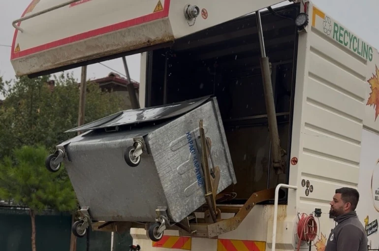 Kartepe’de çöp konteynerleri özel araçla dezenfekte ediliyor 