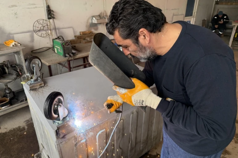 Kartepe’de eskiyen çöp konteynerleri onarılarak yeniden kullanıma sunuluyor