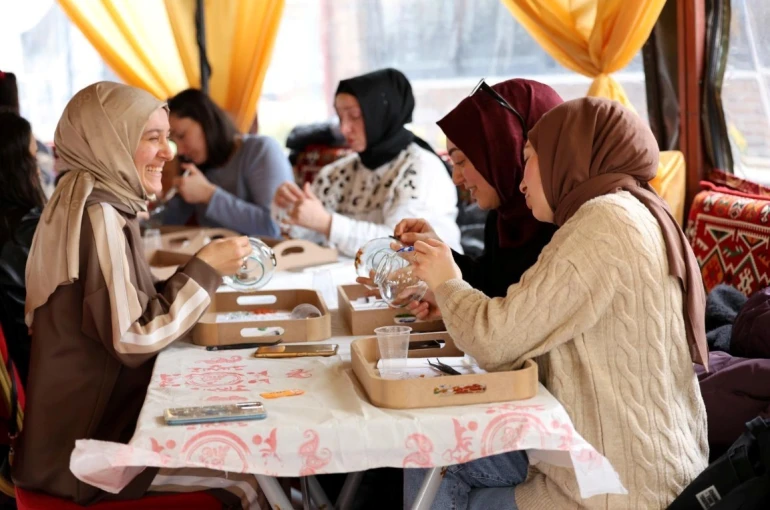 Kartepe’de kurulan otağ çadırında geleneksel sanatlar yaşatılıyor 