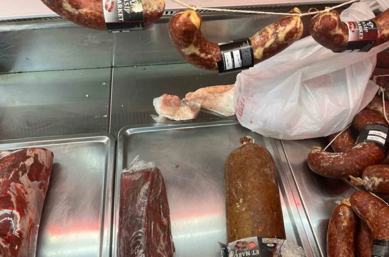 Kasap dükkanının üretim bölümüne giren zabıtalar şok oldu 