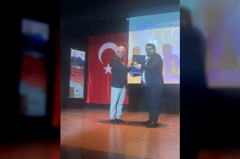 Kasap Halil Usta’nın sahipleri Bakışgan kardeşlere dünya ahilik ödülü 