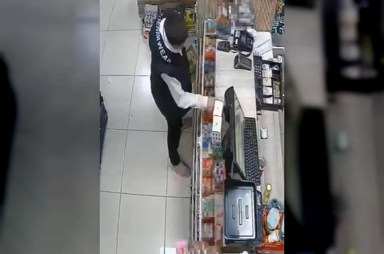 Kasiyeri farklı yöne yönlendirip, kasada bulunan eriği çaldı 