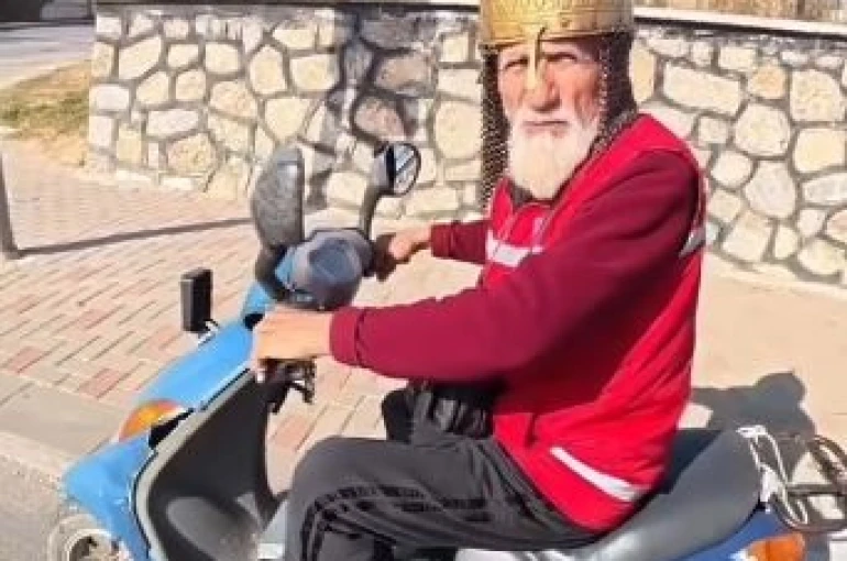 Kask yerine miğfer takan dede görenleri şaşırttı 