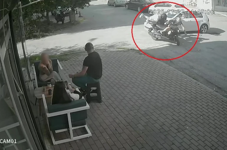 Kasksız yolcu kafasını kaldırıma çarpmaktan kıl payı kurtuldu 