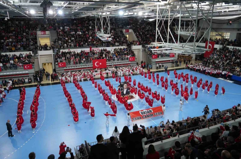 Kastamonu’da 23 Nisan coşkusu: Çocukların gösterileri ayakta alkışlandı 