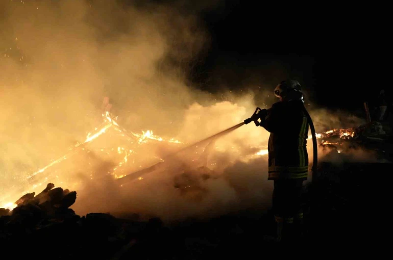 Kastamonu’da çıkan yangında 3 ev zarar gördü, 2 samanlık yandı