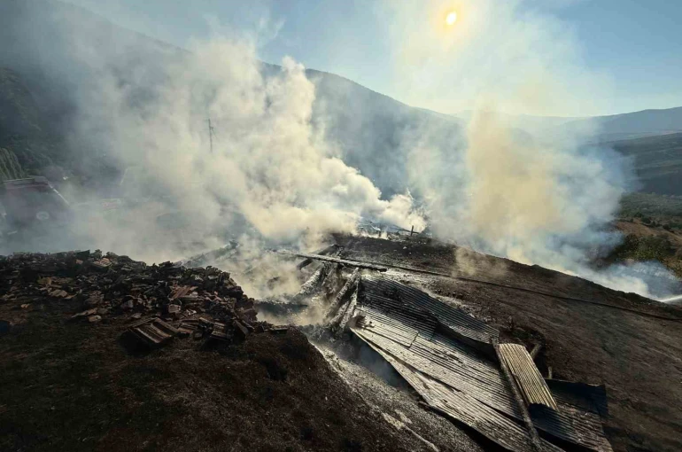 Kastamonu’da çıkan yangında iki ev ve iki samanlık kullanılamaz hale geldi