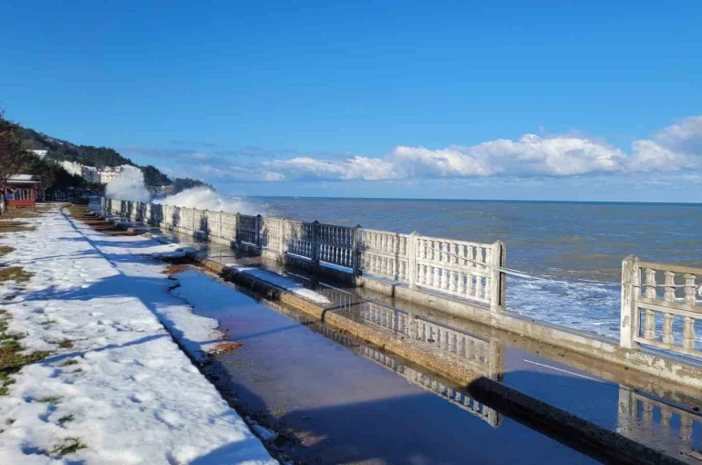 Kastamonu’da dalgalar sahil şeridine zarar verdi 