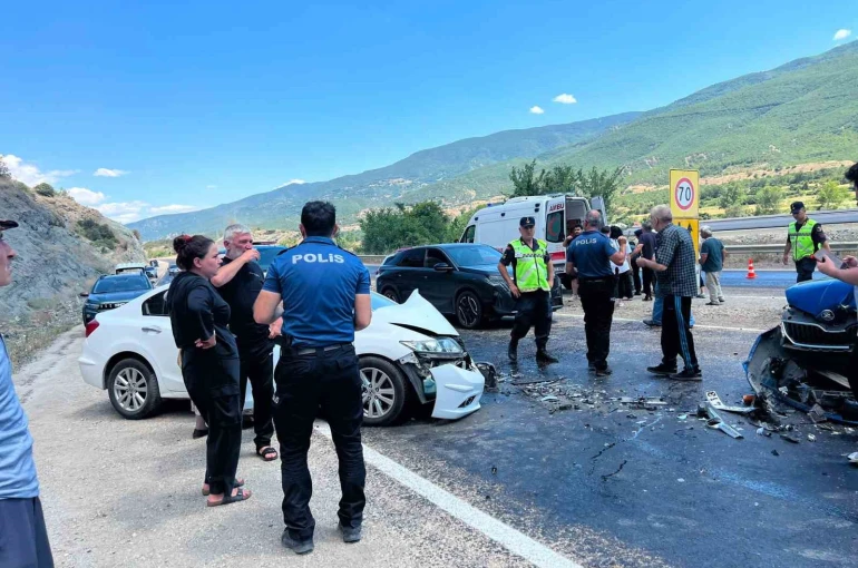 Kastamonu’da iki otomobil çarpıştı: 5 yaralı