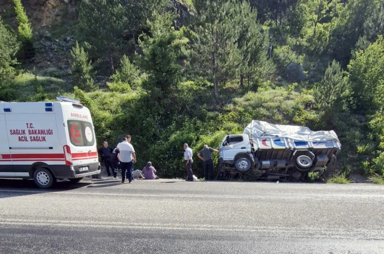 Kastamonu’da kamyon şarampole devrildi: 2 yaralı 