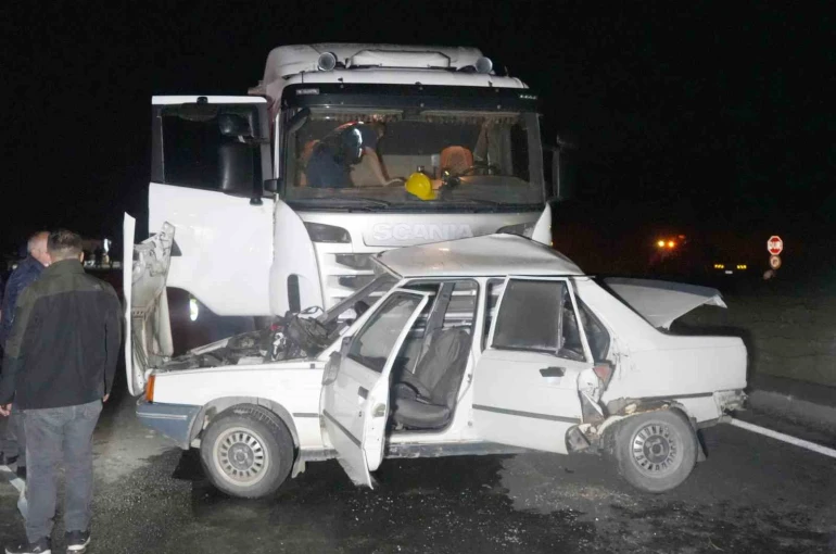 Kastamonu’da tır ile otomobil çarpıştı: Kazada sürücü ile eşi hayatını kaybetti
