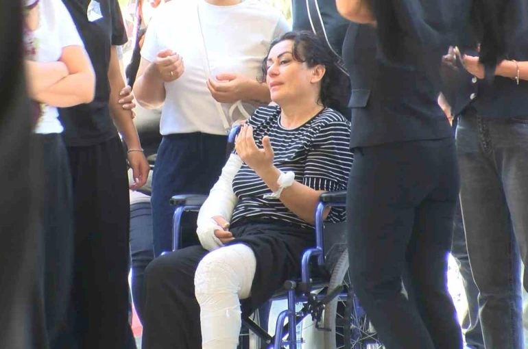 Katledilen baba ve oğlu defnedildi: Anne cenazeye tekerlekli sandalyeyle katıldı