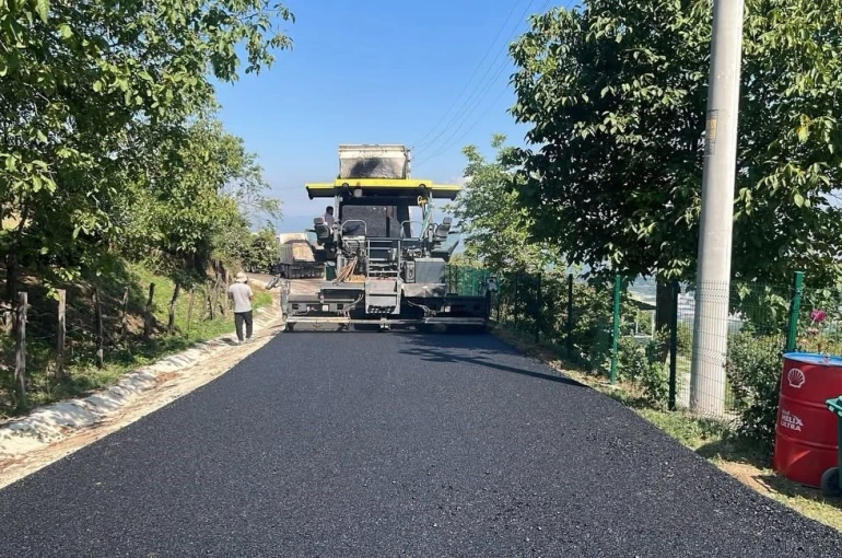 Kavakbıçkı köyünde sıcak asfalt çalışması 