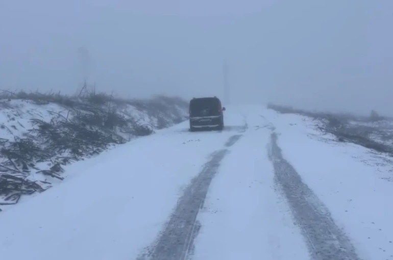 Kavaklıdere’de araçlar karda mahsur kaldı