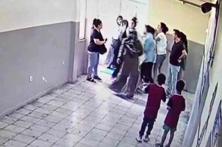 Kavga eden öğrencileri ayıran kadın öğretmeni veliler darbetti