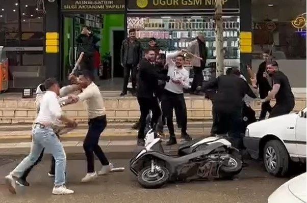 Kavga ihbarına gelen polisleri pankart ve pasta ile karşıladılar 