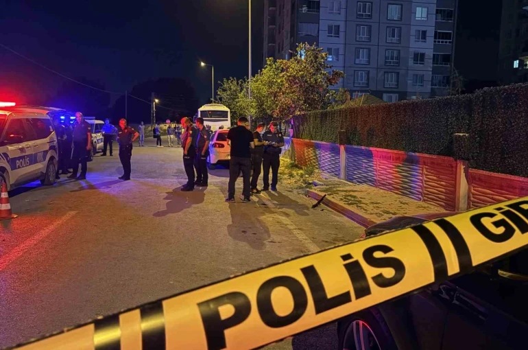 Kavgada kullanılan otomatik av tüfeğinden çıkan saçmalar otoparkta araçlarından inen çifti yaraladı: 2 yaralı 