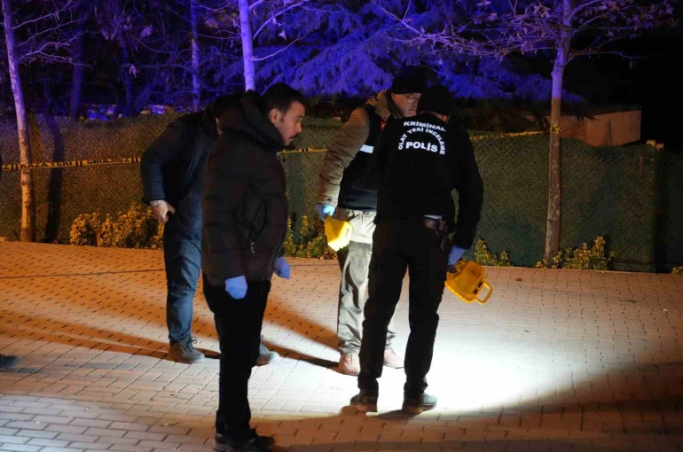 Kavgaya müdahale eden polis memuru bıçakla yaralandı 