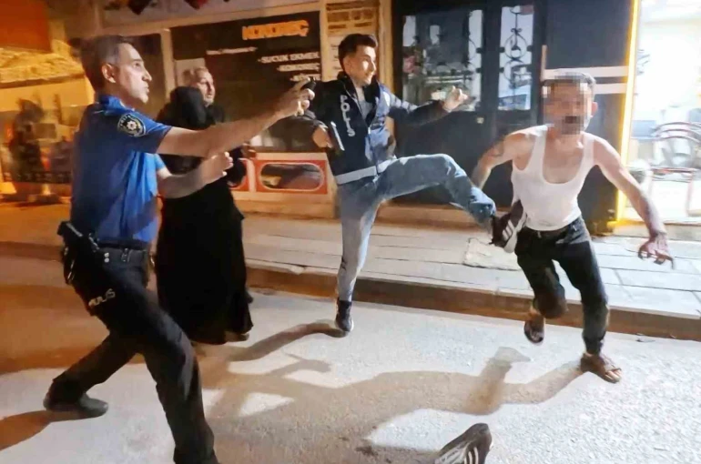 Kavgaya müdahale eden polise bıçak ve sandalyeli saldırı: 2’si polis 4 yaralı