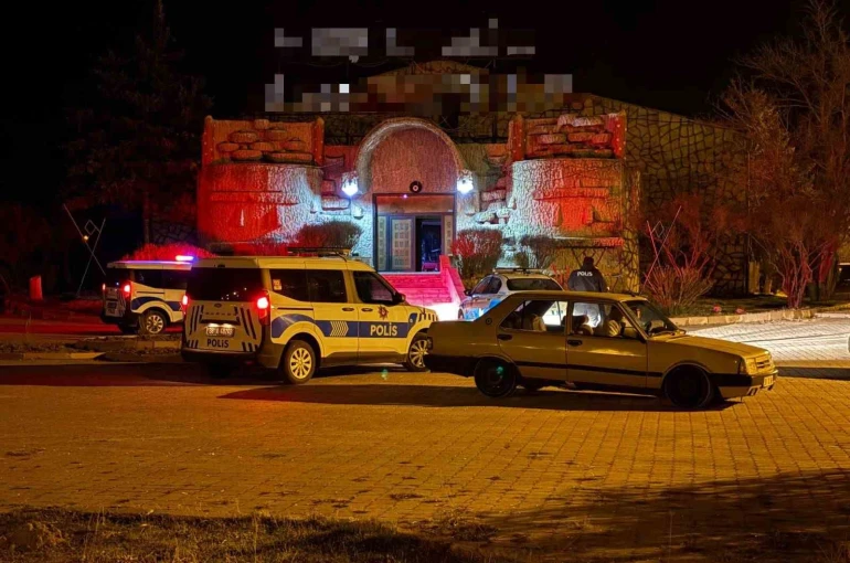 Kavgayı ayırmaya çalışan gece kulübü çalışan bıçaklandı