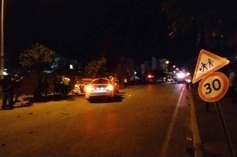 Kavşakta feci kaza: 3 otomobil hurdaya döndü, 7 kişi yaralandı