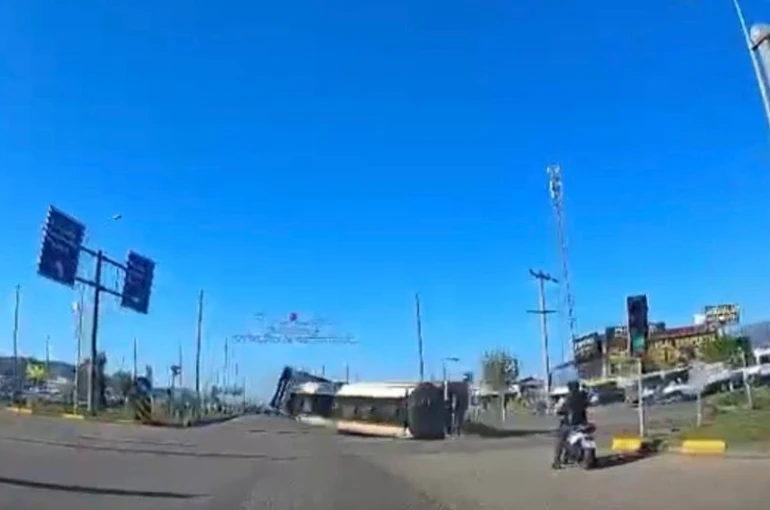 Kavşakta kontrolden çıkan tır devrildi: Faciadan dönülen kaza kamerada 