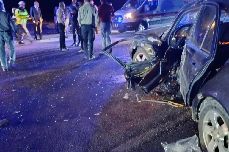Kavşakta meydana gelen trafik kazasında 4 kişi yaralandı 