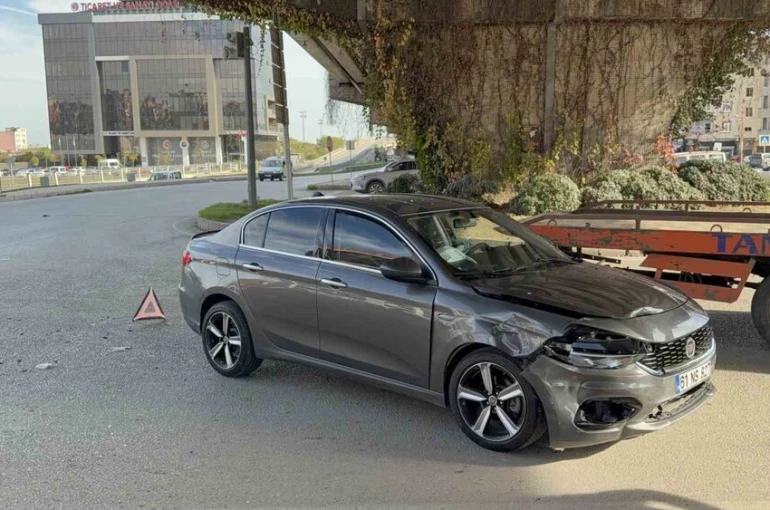 Kavşakta otomobiller çarpıştı: 2 yaralı 