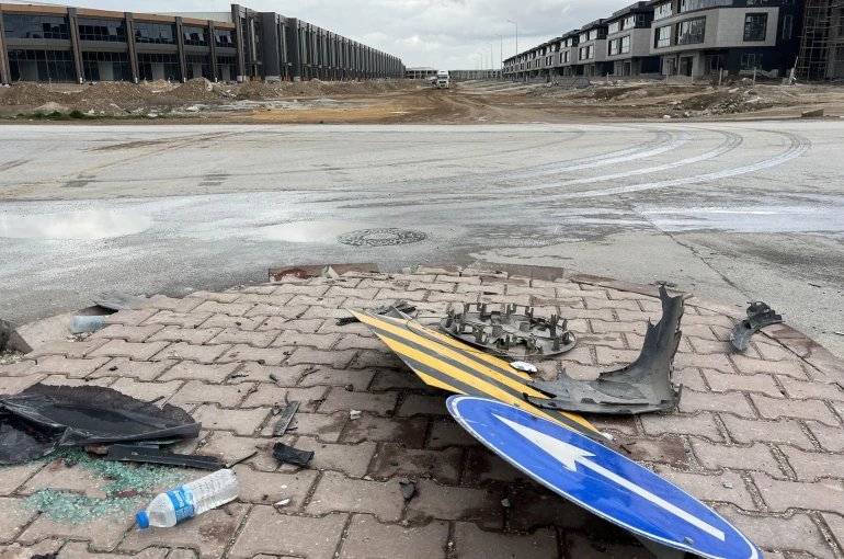 Kavşakta takla attıran kaza ucuz atlatıldı