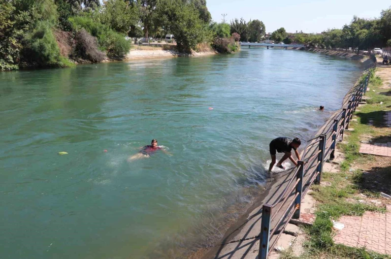 Kavurucu sıcakta hem kanalda yüzdüler hem karpuz yediler 