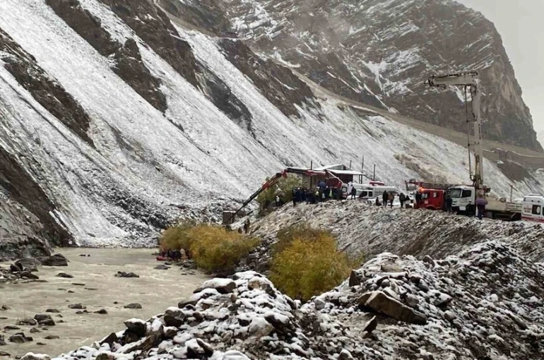 Kayadan kaçan araç Zap Suyu’na düştü: 4 madenci kurtarıldı 