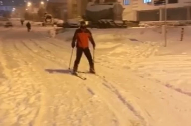 Kayak takımıyla caddede gezdi 