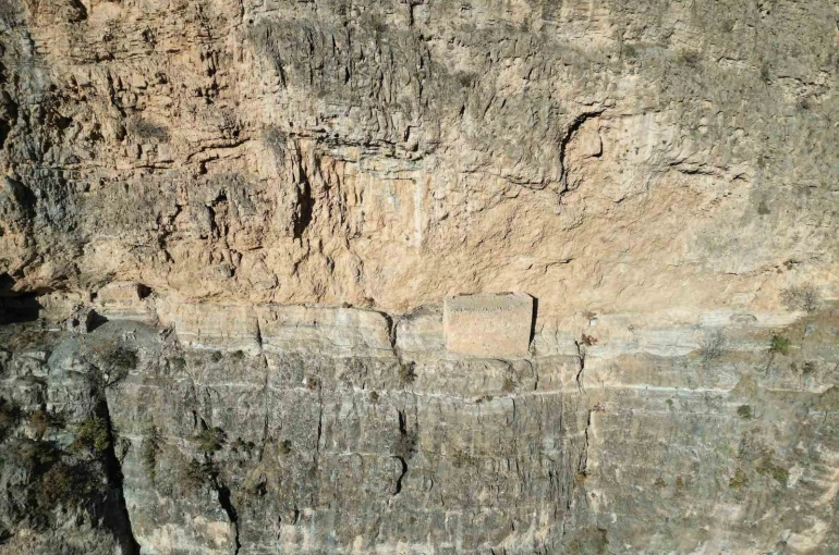 Kayaların ortasındaki manastır görenleri hayrete düşürüyor: Yüzlerce yıllık yapı dron ile görüntülendi 