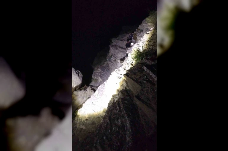 Kayalıklarda mahsur kalan bir kişi başarılı operasyonla kurtarıldı 