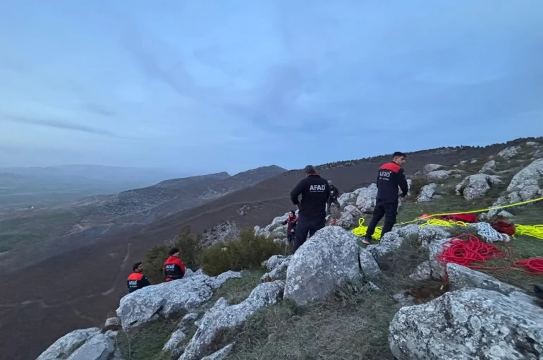 Kayalıklarda mahsur kalan keçiyi arama kurtarma ekipleri kurtardı 