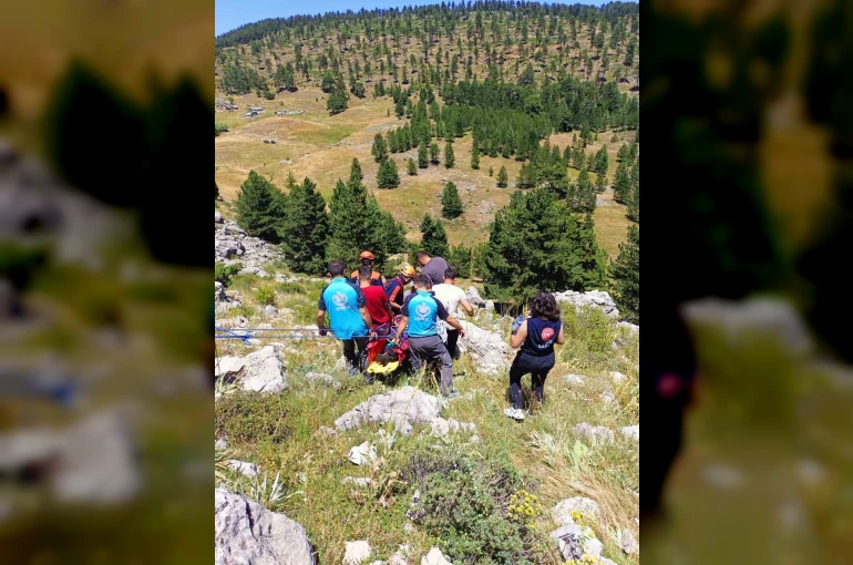 Kayalıklardan düşen şahıs ambulans helikopterle hastaneye sevk edildi