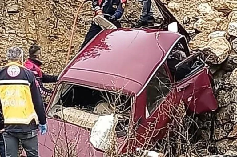 Kayganlaşan yolda otomobil istinat duvarına çarptı: Karı koca hayatını kaybetti