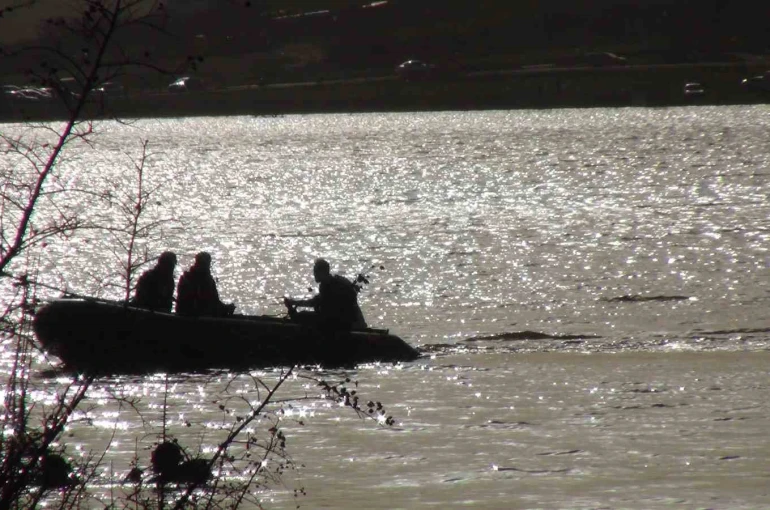 Kayıp genç gölette aranıyor