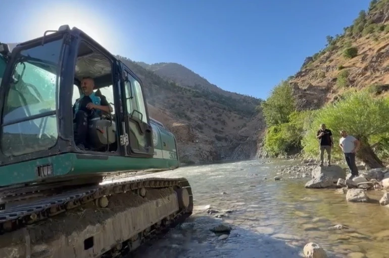 Kayıp şahsı arama çalışmalarında Sarım Çayı’nın yönü değiştirildi 
