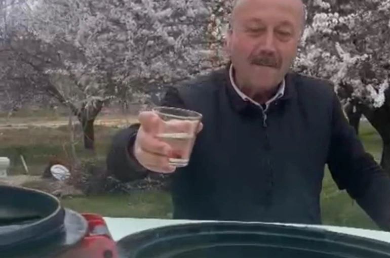 Kayısı bahçelerinde "zemzemli" ilaçlama