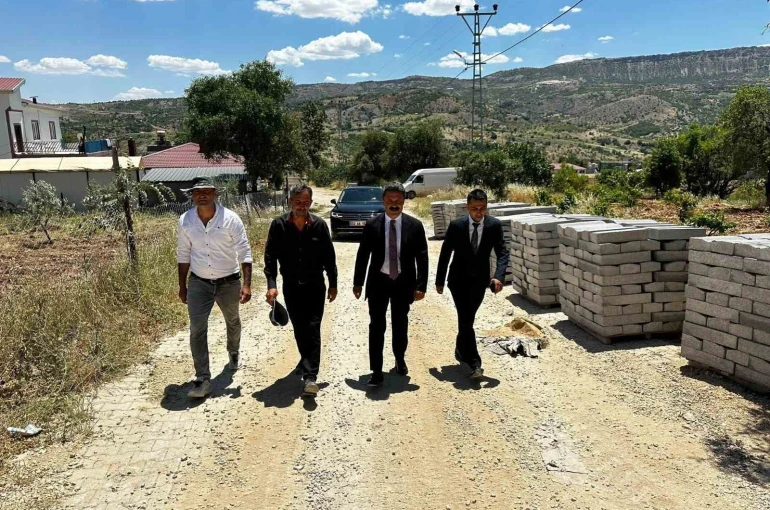 Kaymakam Aslan, deprem konutlarında incelemelerde bulundu