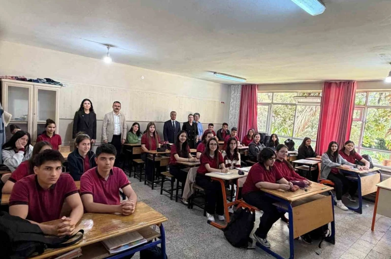 Kaymakam Ateş liseli öğrencilerle bir araya geldi 