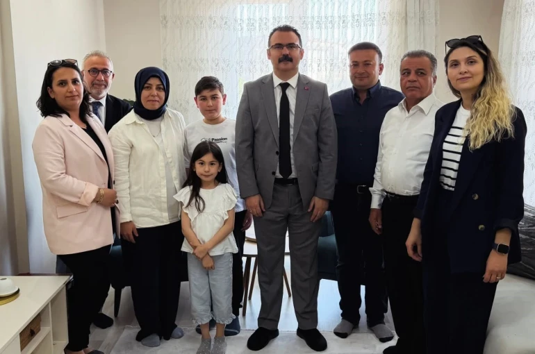 Kaymakam Ateş, öğrencilerin evine konuk oldu 
