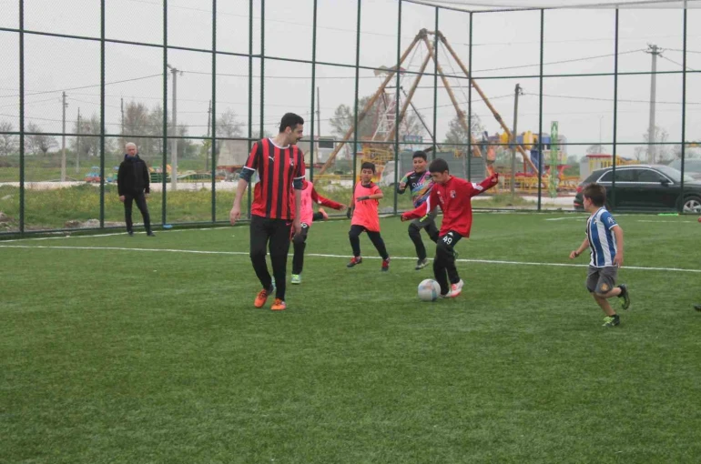 Kaymakam Bayram ilkokul öğrencileri ile halı saha maçı yaptı 