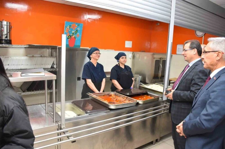 Kaymakam Güldoğan pansiyonda öğrencilerle yemek yedi 